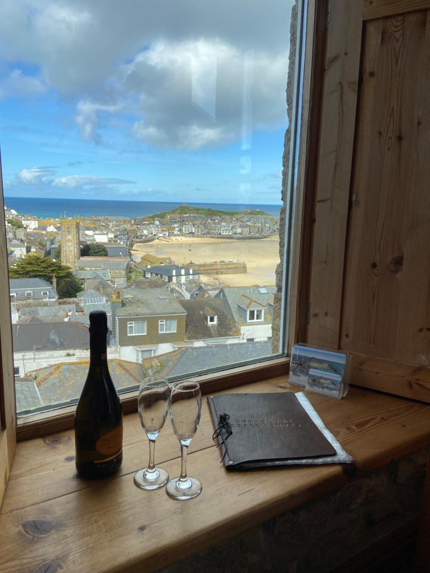 Huer'S Watch A Beautifully Presented Private Apartment With Far Reaching Views Over St Ives Harbour And Bay And Free Onsite Parking For Larger Groups Book Along With Our Connecting Two Sister Apartments 外观 照片